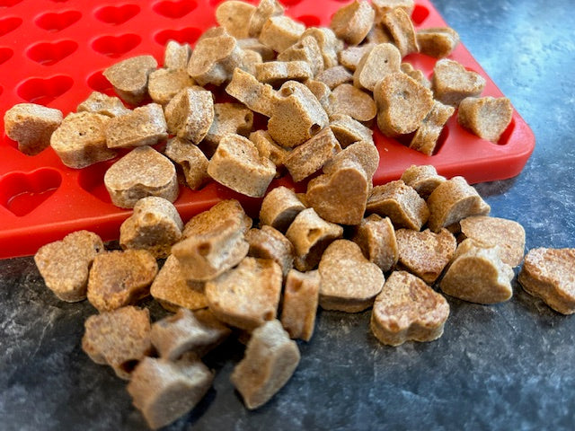 Lucy Loo Premium Chicken and Catnip Cat Treats, 2 oz Pack