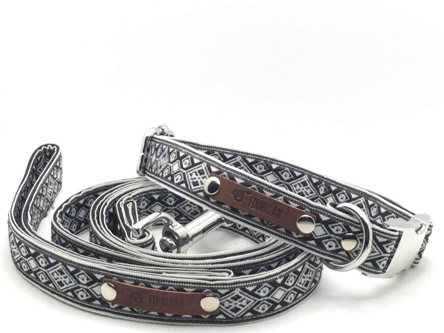 Adjustable personalized collar for dogs with black and white geometric pattern and matching leash