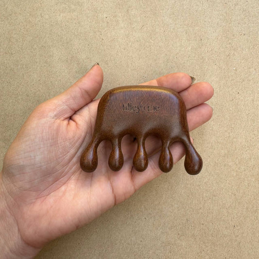 Tilley + Me Sandalwood Pet Massage Tool – Relieves Shedding