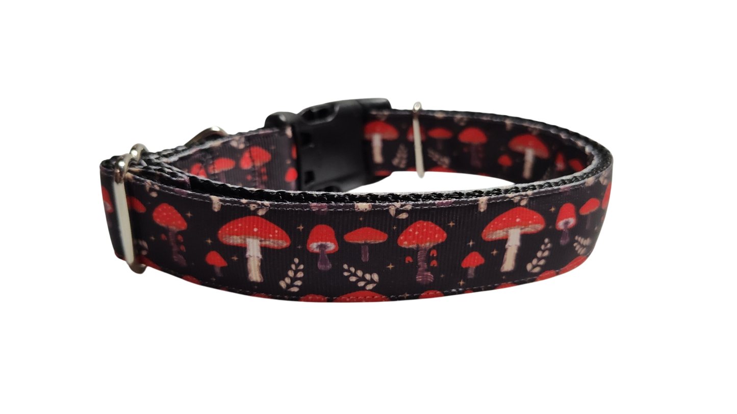 Red Mushrooms Dog Collar ๐
