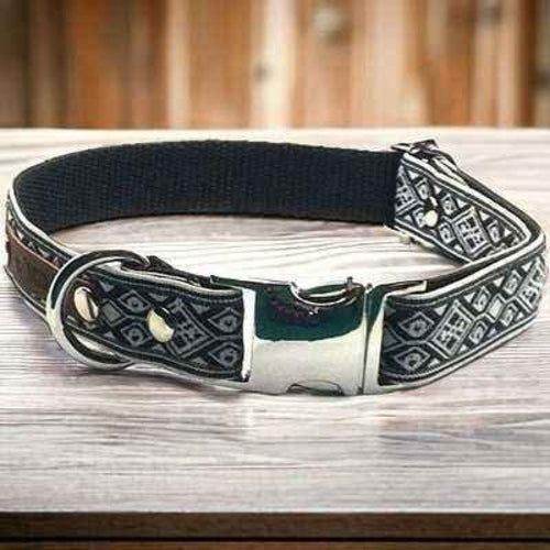 Adjustable personalized collar for dogs with black and white geometric pattern and metal buckle