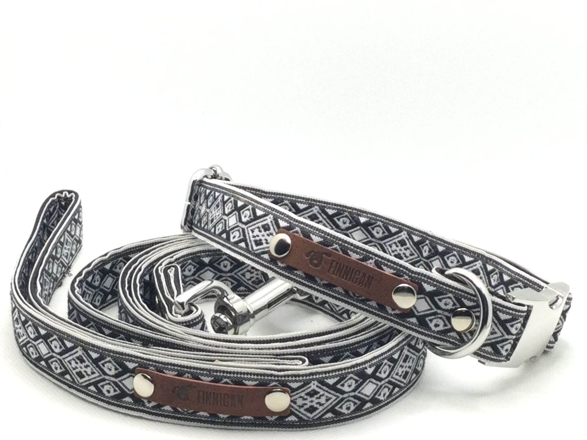 Adjustable personalized collar for dogs with black and white geometric pattern and matching leash