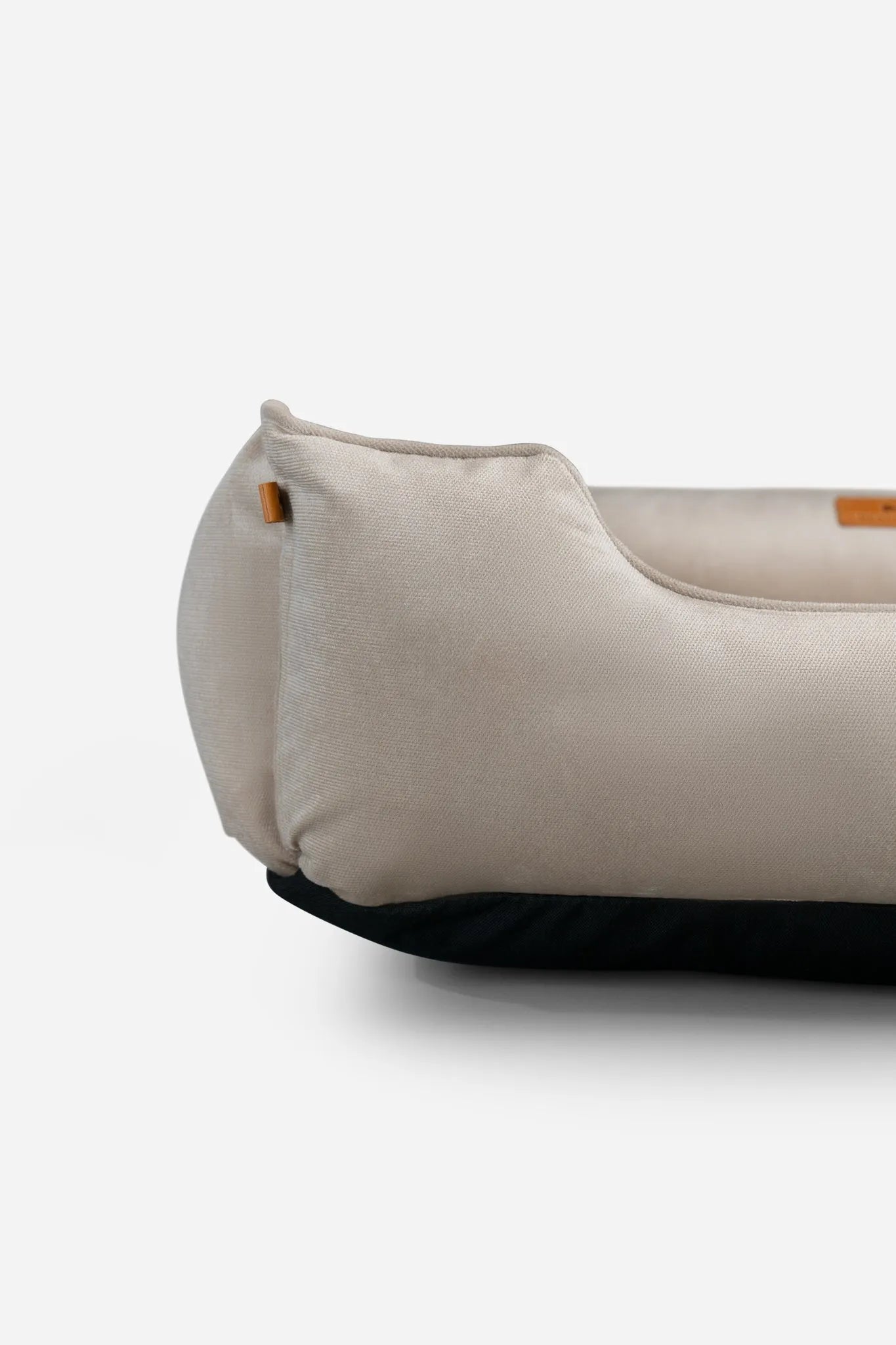 Chester & Lee - Chester & Lee | Classic Velvet Sleeper Dog Bed Beige - Dog Beds