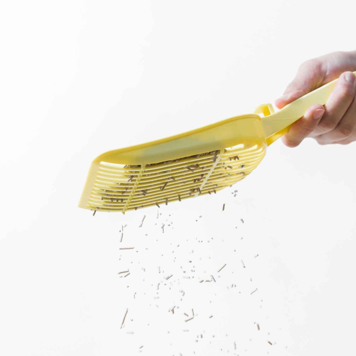 MangoPets yellow litter scoop designed as the best scoop for clumping litter for easy cleanup