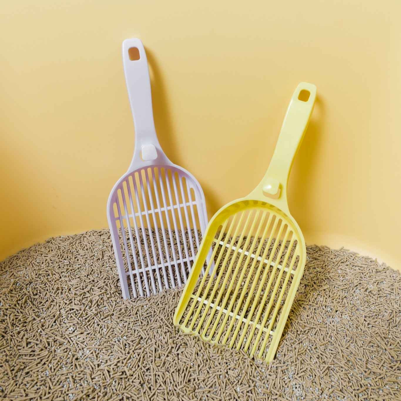MangoPets Litter Scoops in purple and yellow, the best scoop for clumping litter