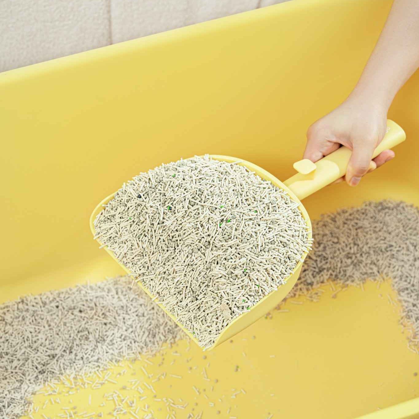 MangoPets durable cat litter changing tool scooping litter from a yellow litter box