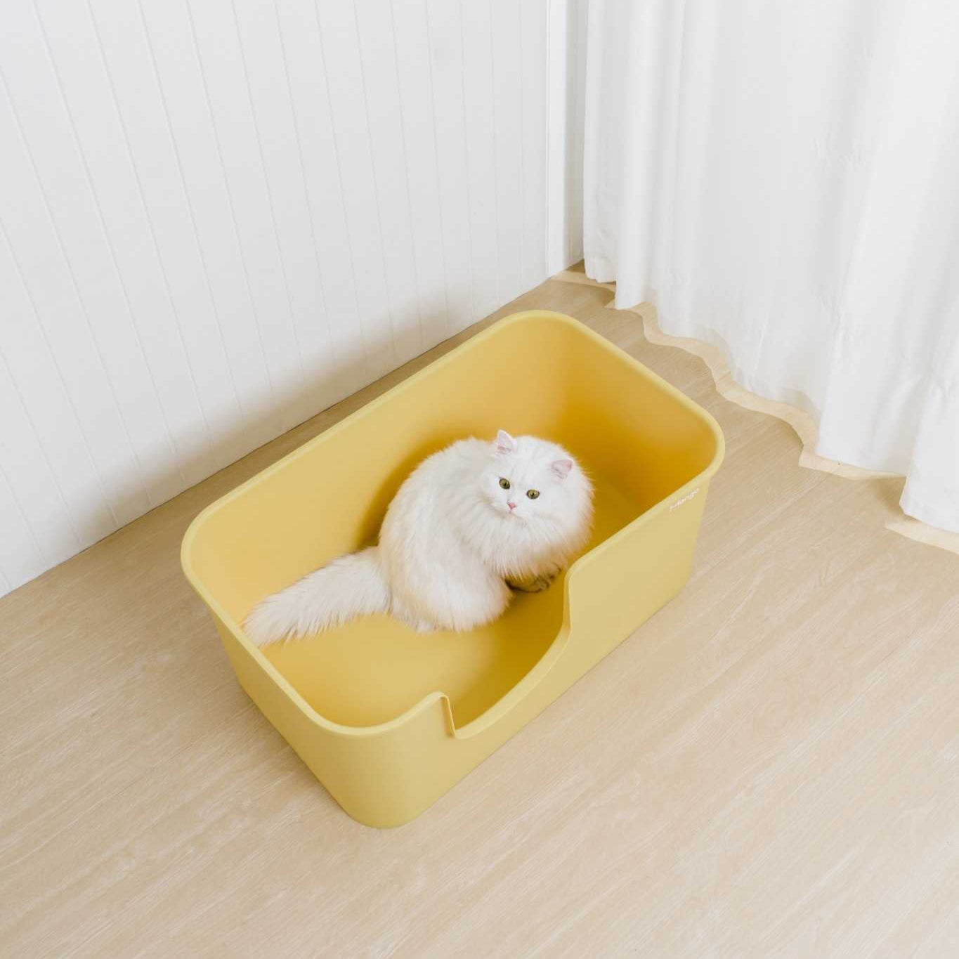 MangoPets XXL litter box for multiple cats with a spacious design and a soft yellow color