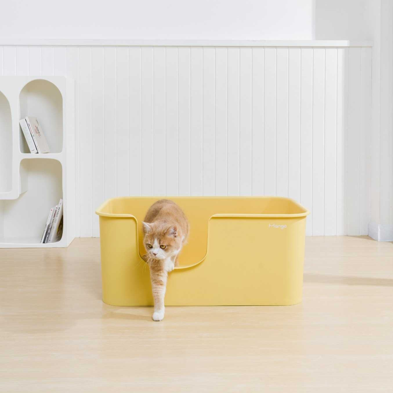 MangoPets XXL litter box for multiple cats in yellow, featuring an open-top design for easy access