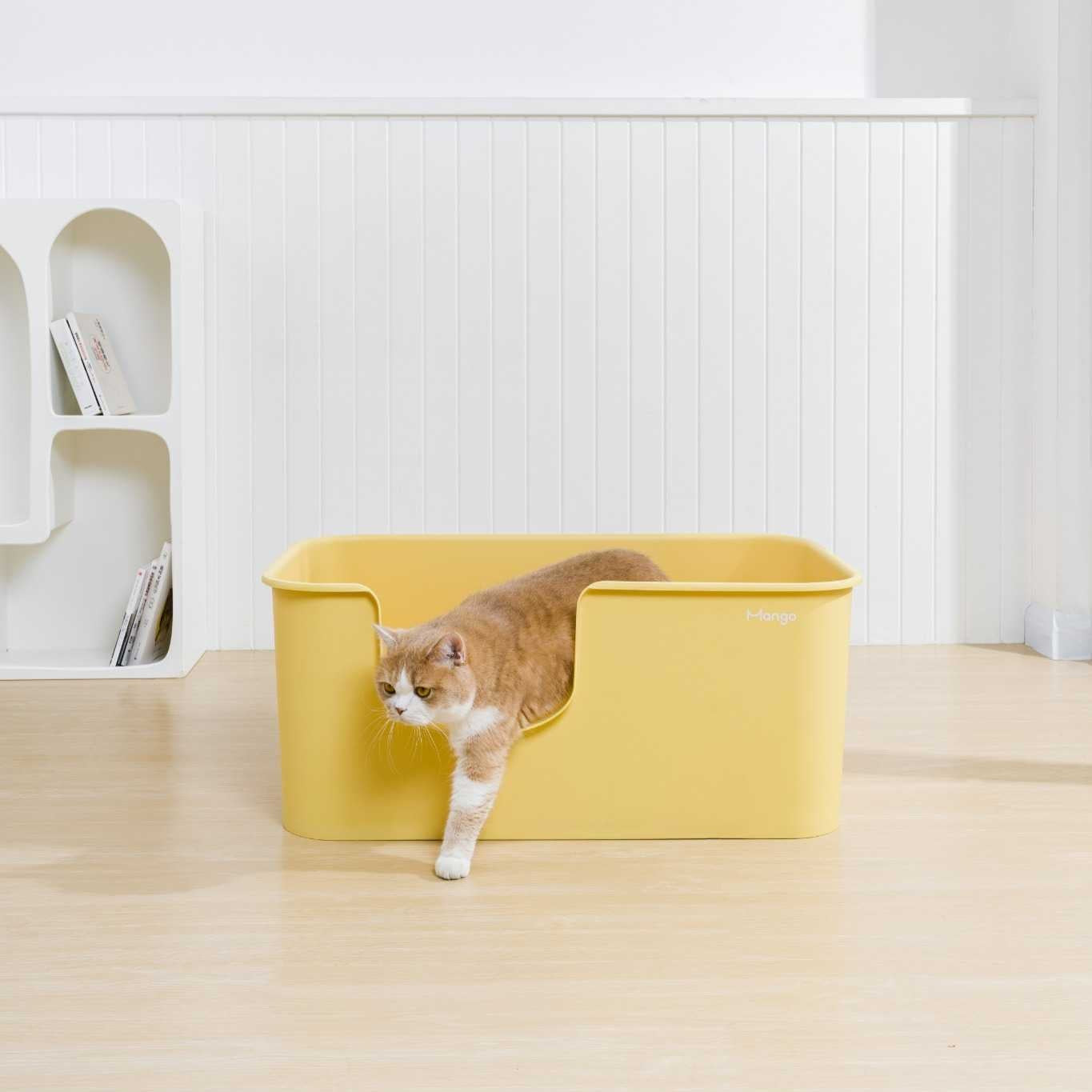 MangoPets XXL litter box for multiple cats in yellow with a cat comfortably entering
