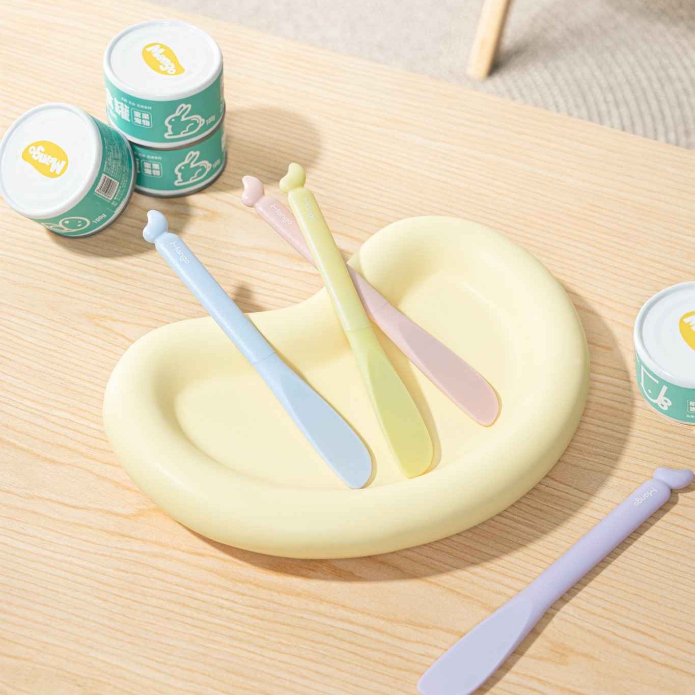 MangoPets pet food can spoon set with pastel colors on a feeding mat and canned pet food