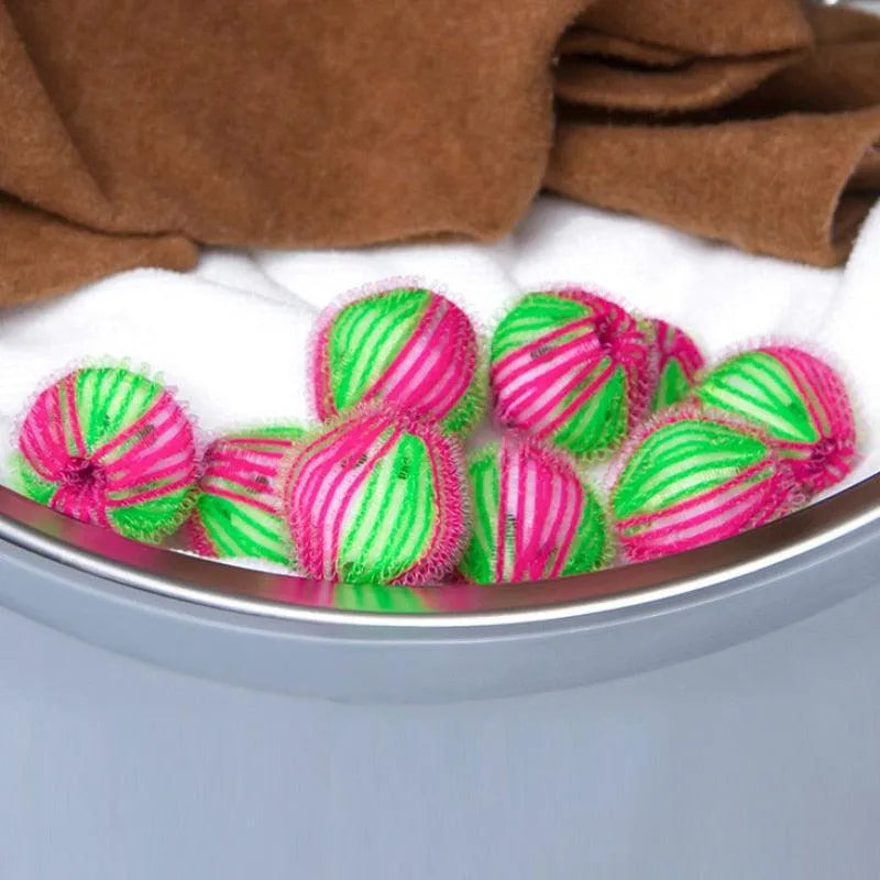 Reusable Stevvex Pet Hair Remover lint remover balls in small (35mm) and medium (40mm) for effective dog and cat fur removal.